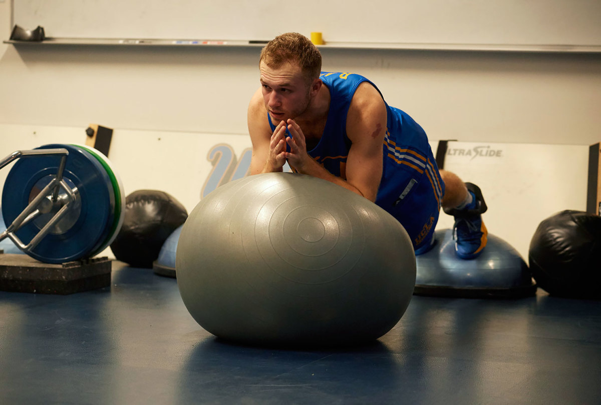 2017-UCLA-Mens-basketball-behind-the-scenes-SI684_TK1_02200.jpg